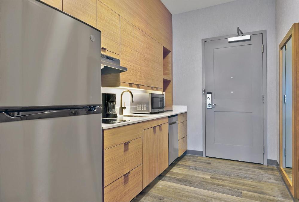 Queen Studio with Adapted Tub - Mobility Accessible interior
